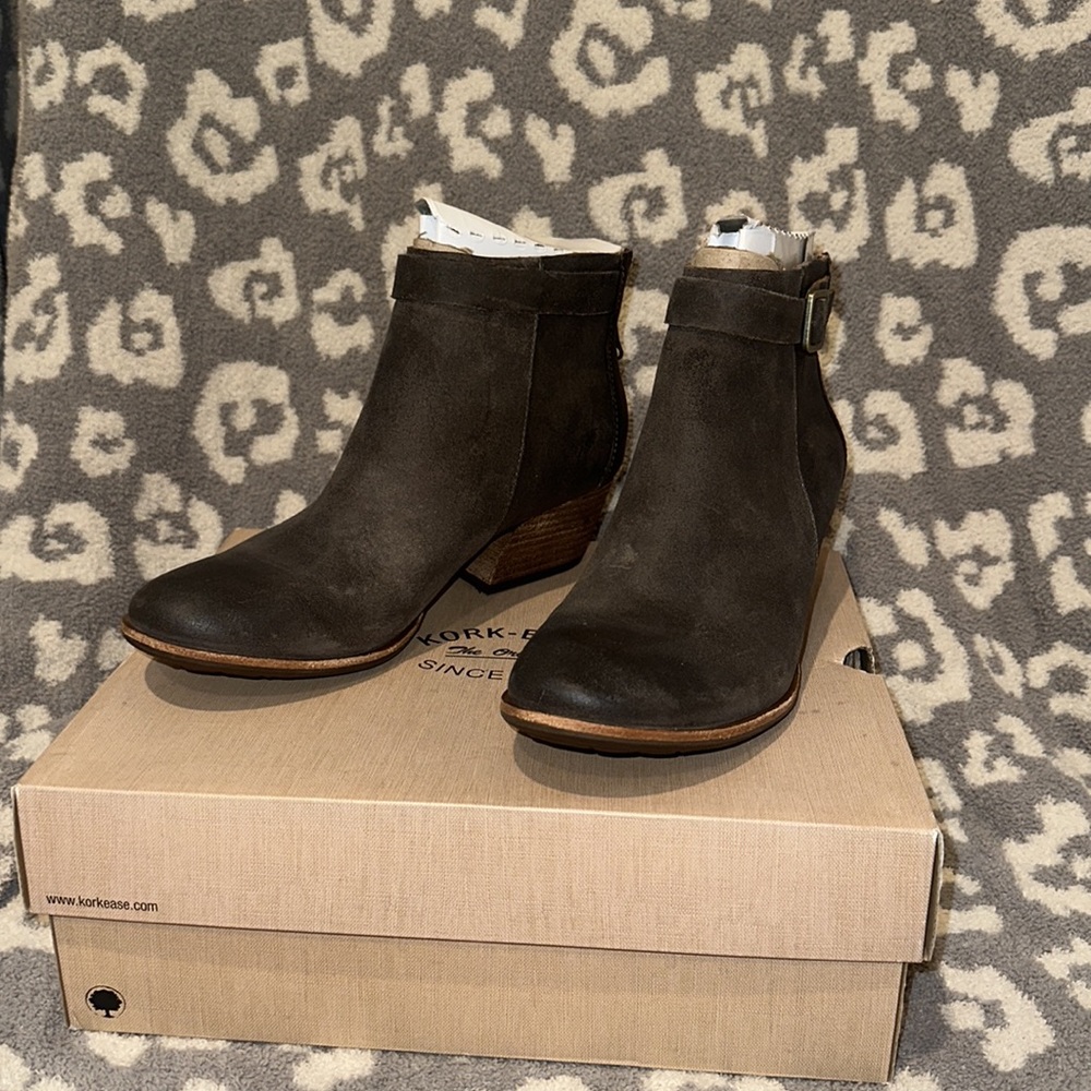Kirk-Ease Maddelena Booties in the color Dark Grey 😍
